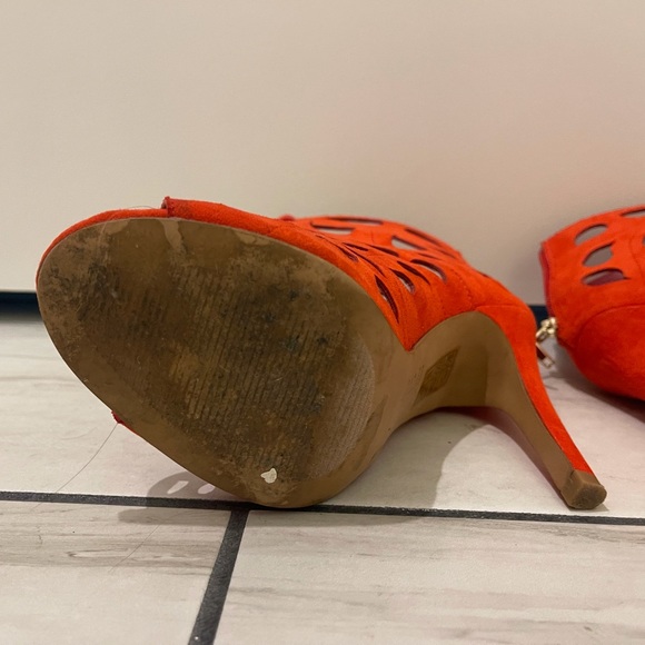 Aldo cut-out red shoes/heels/booties, size 6.5 - Picture 4 of 4